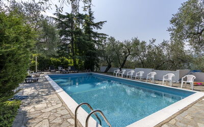 Chiusanico 615: Acqua, Costruzione, Pianta, Cielo, Giorno, Proprietà, Piscina, Azzurro, Finestra, Albero