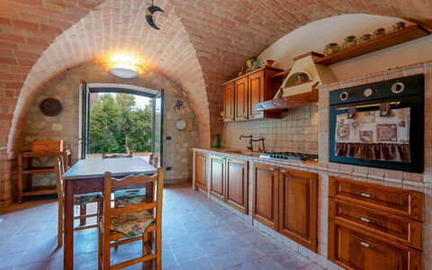Villa Pagannoni: Mobilia, Cabinetry, Tavolo, Controsoffitto, Legna, Sedia, Interior Design, Cucina, Pavimento, Parete