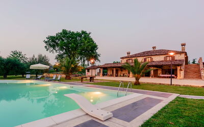 Villa Pagannoni: Acqua, Cielo, Pianta, Costruzione, Albero, Piscina, Mobili Da Esterno, Architettura, Arecales, Zona Residenziale