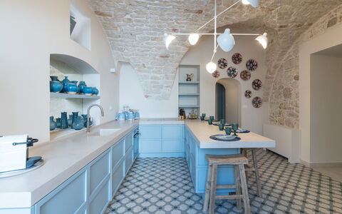 Dimora Cocchi: Tavolo, Mobilia, Proprietà, Cabinetry, Azzurro, Rubinetto, Interior Design, Illuminazione, Controsoffitto, Mensola