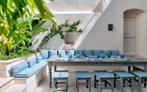 Dimora Cocchi: Tavolo, Mobilia, Pianta, Proprietà, Sedia, Azzurro, Costruzione, Pianta Della Casa, Interior Design, Parete