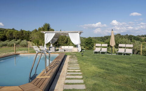 Villa Zara: Acqua, Cielo, Pianta, Nube, Proprietà, Shade, Piscina, Albero, Mobili Da Esterno, Erba