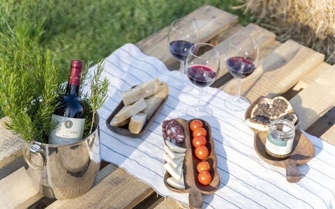 Villa Zara: Cibo, Tavola, Tavolo, Legna, Ingrediente, Cucina, Bottiglia, Pianta, Serveware