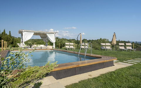 Villa Zara: Acqua, Cielo, Pianta, Piscina, Azzurro, Nube, Albero, Shade, Erba, Urban Design