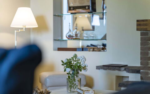 Villa Zara: Proprietà, Tavolo, Soggiorno, Comfort, Divano, Interior Design, Costruzione, Illuminazione, Architettura, Lampada