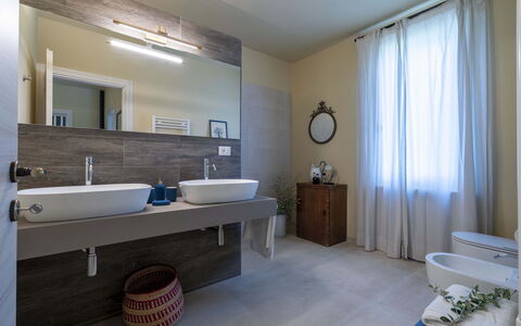 Villa Zara: Specchio, Lavello, Rubinetto, Idraulico Fixture, Azzurro, Pianta, Costruzione, Legna, Tenda, Bagno
