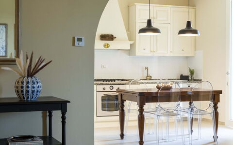 Villa Zara: Mobilia, Tavolo, Cabinetry, Costruzione, Legna, Cucina, Illuminazione, Interior Design, Scaffalature, Soggiorno