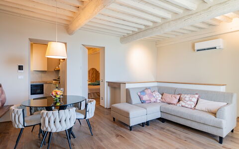 Casa Novecento: Tavolo, Mobilia, Proprietà, Divano, Legna, Cornice, Interior Design, Illuminazione, Pavimentazione, Pavimento