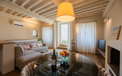 Casa Novecento: Tavolo, Mobilia, Proprietà, Divano, Comfort, Interior Design, Legna, Cornice, Soggiorno, Architettura
