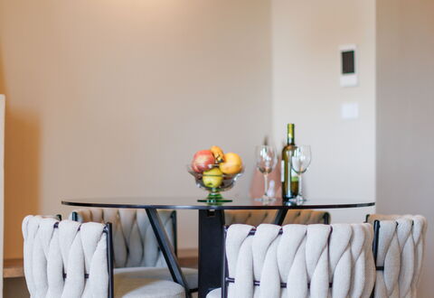 Casa Novecento: Tavolo, Mobilia, Proprietà, Legna, Arancia, Illuminazione, Interior Design, Pianta, Sedia, Pavimentazione