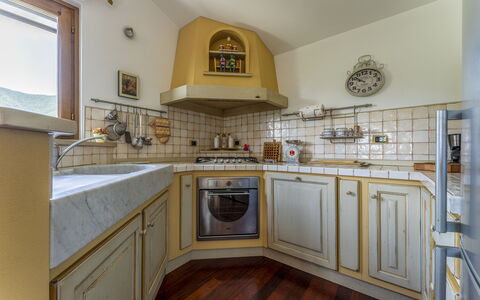 Belvedere, House With Private Pool And Garden, Rec: Cabinetry, Controsoffitto, Proprietà, Mobilia, Rubinetto, Lavello, Cucina, Legna, Interior Design, Pavimentazione