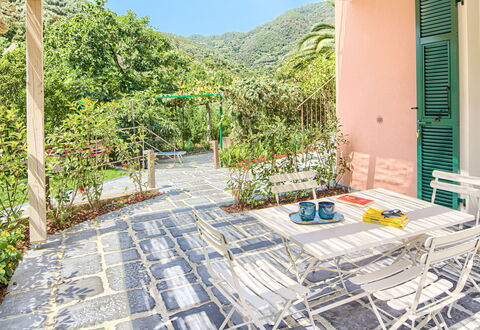 La Casa Dei Glicini - Levanto: Pianta, Costruzione, Cielo, Mobili Da Esterno, Shade, Tempo Libero, Zona Residenziale, Urban Design, Piscina, Immobiliare