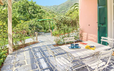 La Casa Dei Glicini - Levanto: Pianta, Costruzione, Cielo, Mobili Da Esterno, Shade, Tempo Libero, Zona Residenziale, Urban Design, Piscina, Immobiliare