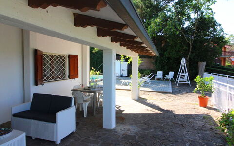 Pupa House: Pianta, Costruzione, Shade, Albero, Zona Residenziale, Immobiliare, Facciata, Pianta Della Casa, Legna, Tetto