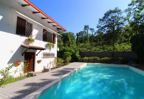 Pupa House: Acqua, Pianta, Cielo, Costruzione, Piscina, Azzurro, Albero, Tempo Libero, Shade, Zona Residenziale