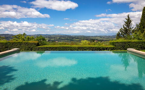 Castello Di Quarate: Acqua, Nube, Cielo, Risorse Idriche, Piscina, Paesaggio Naturale, Azzurro, Pianta, Albero, Rettangolo