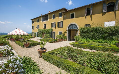 Castello Di Quarate: Pianta, Nube, Cielo, Proprietà, Finestra, Costruzione, Vegetazione, Lotto, Erba, Fiore