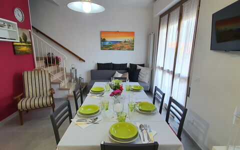La Butterfly: Tavolo, Mobilia, Cornice, Tavola, Verde, Sedia, Interior Design, Pavimento, Pavimentazione, Soggiorno