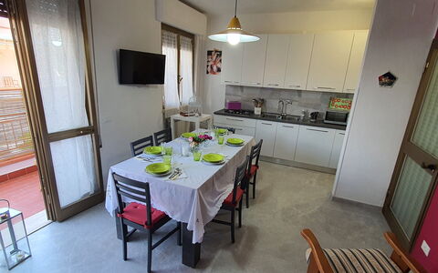 La Butterfly: Mobilia, Controsoffitto, Cabinetry, Tavolo, Sedia, Cucina, Lavello, Pavimento, Pavimentazione, Immobiliare