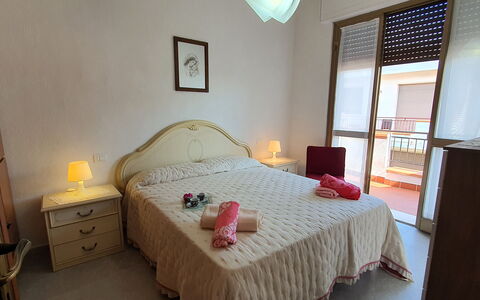 La Butterfly: Mobilia, Costruzione, Finestra, Comfort, Legna, Tessile, Interior Design, Illuminazione, Telaio Del Letto, Pavimento