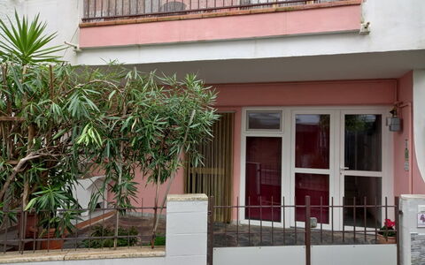 La Butterfly: Porta, Zona Residenziale, Casa, Balcone, Calcestruzzo, Porta A Casa, Portico, Gesso, Pianta Della Casa, Recinzione