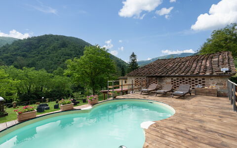 Locanda Di Alberi Without Kitchen: Acqua, Nube, Cielo, Proprietà, Piscina, Albero, Pianta, Costruzione, Montagna, Paesaggio Naturale