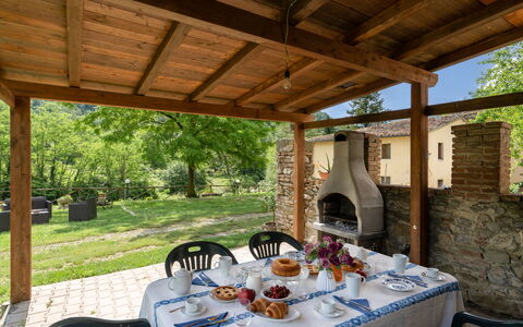 Locanda Di Alberi Without Kitchen: Tavolo, Pianta, Proprietà, Costruzione, Tavola, Shade, Interior Design, Albero, Mobili Da Esterno, Legna