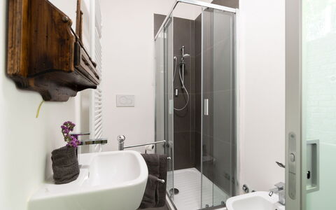 Casa Serra: Specchio, Rubinetto, Idraulico Fixture, Proprietà, Lavello, Lavandino Del Bagno, Bagno, Costruzione, Illuminazione, Interior Design