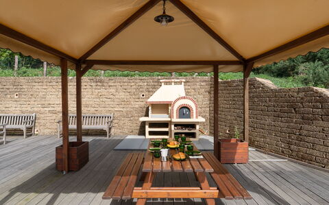 Casa Serra: Proprietà, Mobilia, Costruzione, Tavolo, Legna, Shade, Interior Design, Mobili Da Esterno, Paesaggio, Tetto