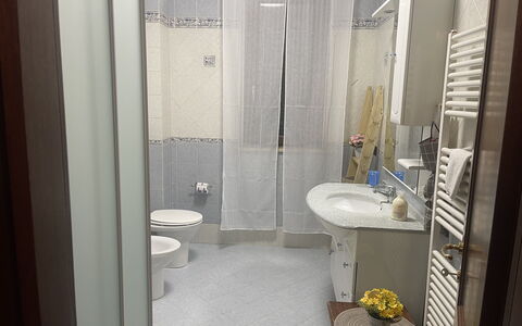 Villa Castelnuovo: Lavello, Costruzione, Specchio, Rubinetto, Idraulico Fixture, Lavandino Del Bagno, Bagno, Viola, Pavimento