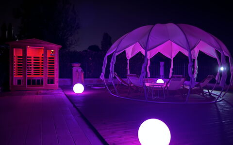 Villa Castelnuovo: Viola, Cielo, Mondo, Viola, Magenta, Punto Di Riferimento, Costruzione, Tinte E Ombre, Divertimento, Simmetria