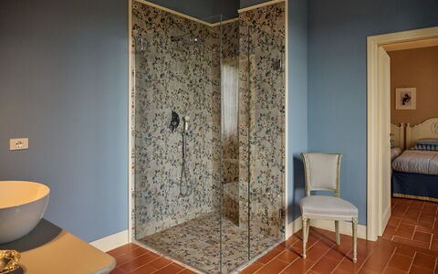 Villa Marliana: Parete, Pavimentazione, Interior Design, Idraulico Fixture, Pavimento, Marrone, Idraulico, Bagno, Piastrella, Bicchiere