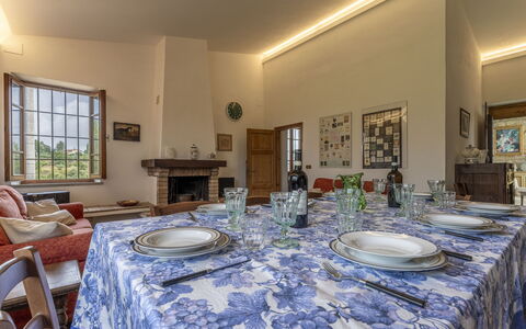Casa Di Luca, Pool, Castelnuovo Berardenga: Tavolo, Mobilia, Proprietà, Sedia, Cornice, Costruzione, Azzurro, Finestra, Tovaglia, Interior Design