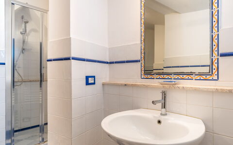 Argentarola House, Porto Santo Stefano, Seaview An: Specchio, Lavello, Rubinetto, Idraulico Fixture, Lavandino Del Bagno, Proprietà, Bagno, Viola, Interior Design