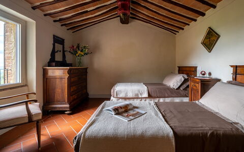 Monticchiello Apartment With Garden, Wifi, Pienza,: Mobilia, Letto, Legna, Pavimentazione, Camera Da Letto, Interior Design, Pavimento, Casa, Bedding, Lenzuolo