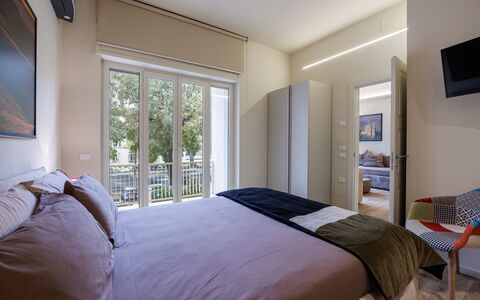 Betty Florence Charming Modern Apartment Near Piaz: Mobilia, Proprietà, Costruzione, Comfort, Azzurro, Legna, Tessile, Telaio Del Letto, Shade, Interior Design