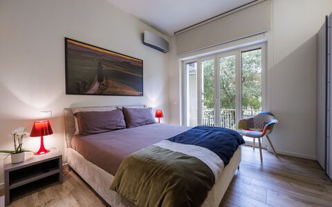 Betty Florence Charming Modern Apartment Near Piaz: Mobilia, Proprietà, Comfort, Cornice, Legna, Interior Design, Lampada, Shade, Pavimento, Cuscino