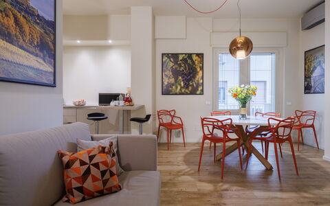 Betty Florence Charming Modern Apartment Near Piaz: Tavolo, Cornice, Mobilia, Proprietà, Finestra, Divano, Legna, Interior Design, Arancia, Pavimentazione