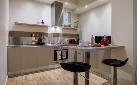 Betty Florence Charming Modern Apartment Near Piaz: Cabinetry, Mobilia, Costruzione, Controsoffitto, Legna, Interior Design, Pavimentazione, Pavimento, Tavolo, Cucina