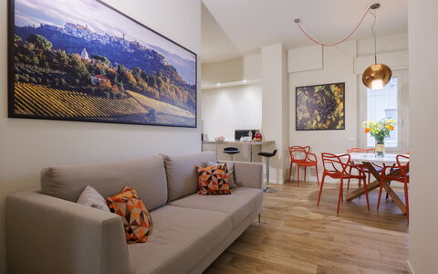 Betty Florence Charming Modern Apartment Near Piaz: Cornice, Mobilia, Proprietà, Divano, Tavolo, Arancia, Interior Design, Pianta, Comfort, Soggiorno