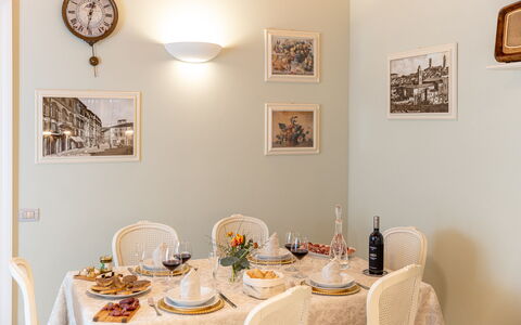 Charming Apartment Cartoni - Città Della Pieve, Um: Tavolo, Proprietà, Mobilia, Cornice, Tavola, Dishware, Interior Design, Tessile, Illuminazione, Bicchiere Di Vino