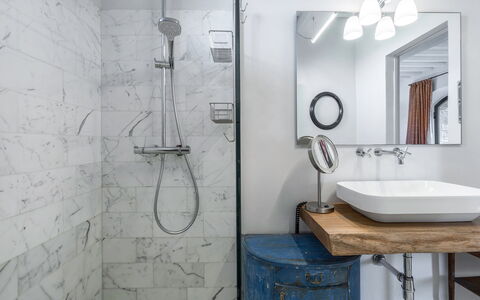 Lina - Podere Ribatti - Casole D'elsa, Toscana: Specchio, Rubinetto, Idraulico Fixture, Lavello, Proprietà, Bagno, Lavandino Del Bagno, Soffione Doccia, Interior Design