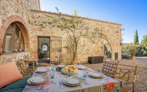 Alice - Podere Ribatti - Casole D'elsa, Toscana: Tavolo, Cielo, Tavola, Proprietà, Mobilia, Dishware, Pianta, Azzurro, Piatto, Tovaglia
