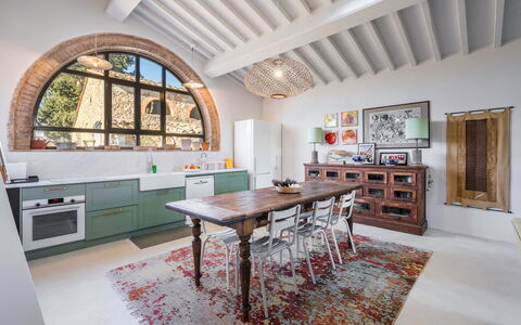 Alice - Podere Ribatti - Casole D'elsa, Toscana: Mobilia, Proprietà, Tavolo, Cabinetry, Controsoffitto, Legna, Costruzione, Cucina, Cassetto, Sedia