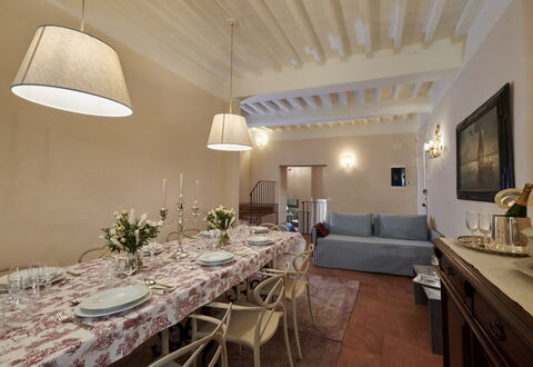 Casa Ada e Sabo: Tavolo, Proprietà, Mobilia, Cornice, Costruzione, Interior Design, Decorazione, Sedia, Illuminazione, Legna