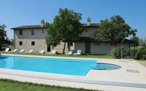Villa Assisi: Cielo, Acqua, Pianta, Costruzione, Albero, Shade, Erba, Rettangolo, Tempo Libero, Materiale Composito