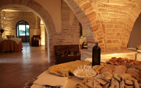 Villa Assisi: Cibo, Tavola, Interior Design, Tavolo, Costruzione, Legna, Pianta Della Casa, Cucina, Divano, Piatto