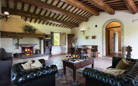 Villa Assisi: Divano, Proprietà, Mobilia, Cornice, Interior Design, Legna, Soggiorno, Pavimento, Pianta Della Casa, Tavolo