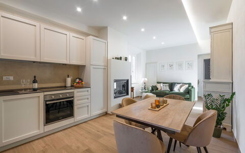 Il Nespolo Charming Apartment Fonterutoli - Siena,: Cabinetry, Mobilia, Controsoffitto, Tavolo, Legna, Elettrodomestico Da Cucina, Cucina Stufa, Cucina, Sedia, Interior Design