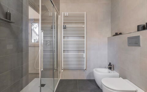 Il Nespolo Charming Apartment Fonterutoli - Siena,: Rubinetto, Idraulico Fixture, Bagno, Costruzione, Interior Design, Pavimento, Pavimentazione, Materiale Composito, Parete